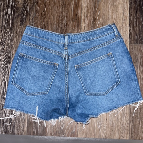 H&M distressed jean shorts - Picture 2 of 2